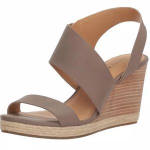 Lucky Brand Lowden Leather Wedge Sandals in Taupe Gray - 9.5